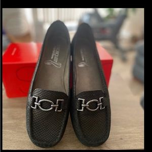 Ladies aerosol flats